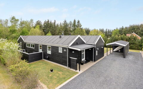 Henriete - 3.5Km from the Sea: Decke, Flooring, Interior Design, Fussboden, Verbundwerkstoff, Möbel, Resort, Hotel, Design, Daylighting