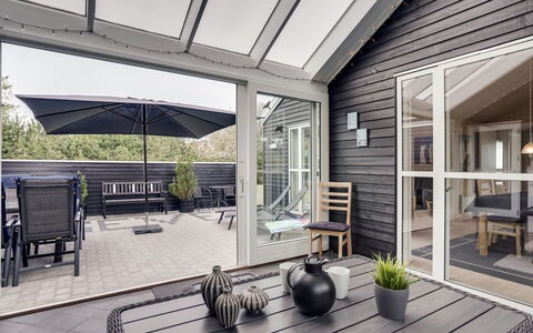 Henriete - 3.5Km from the Sea: Decke, Flooring, Interior Design, Fussboden, Verbundwerkstoff, Möbel, Resort, Hotel, Design, Daylighting
