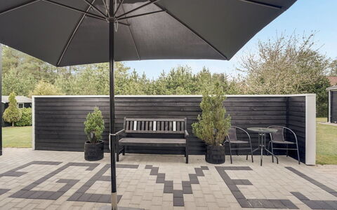 Henriete - 3.5Km from the Sea: Decke, Flooring, Interior Design, Fussboden, Verbundwerkstoff, Möbel, Resort, Hotel, Design, Daylighting