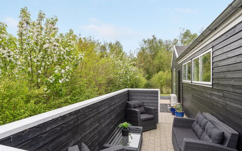 Henriete - 3.5Km from the Sea: Decke, Flooring, Interior Design, Fussboden, Verbundwerkstoff, Möbel, Resort, Hotel, Design, Daylighting