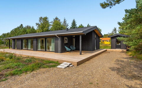 Vigga - 800M from the Sea: Die Architektur, Dach, Zuhause, Verbundwerkstoff, Daylighting, Abstellgleis, Auffahrt