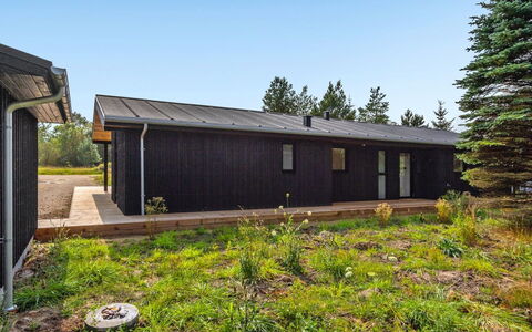 Vigga - 800M from the Sea: Die Architektur, Dach, Zuhause, Verbundwerkstoff, Daylighting, Abstellgleis, Auffahrt