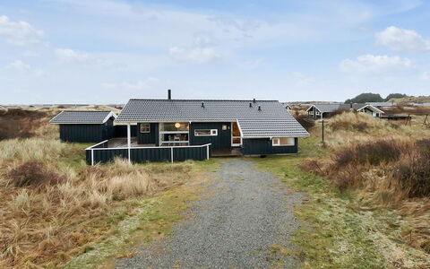 Frederikka - 350M from the Sea: Wohngebiet, Dach, Vorort, Auffahrt, Estate, Kamin