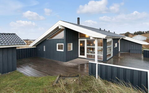 Frederikka - 350M from the Sea: Wohngebiet, Dach, Vorort, Auffahrt, Estate, Kamin