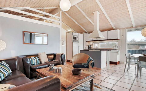 Frederikka - 350M from the Sea: Wohngebiet, Dach, Vorort, Auffahrt, Estate, Kamin