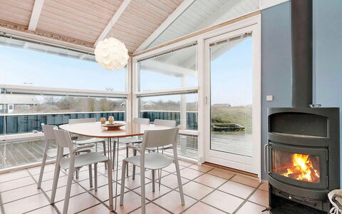 Frederikka - 350M from the Sea: Wohngebiet, Dach, Vorort, Auffahrt, Estate, Kamin