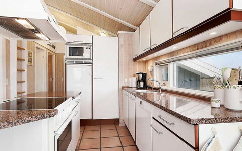 Frederikka - 350M from the Sea: Wohngebiet, Dach, Vorort, Auffahrt, Estate, Kamin