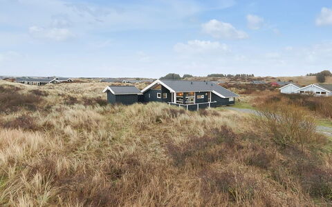 Frederikka - 350M from the Sea: Wohngebiet, Dach, Vorort, Auffahrt, Estate, Kamin