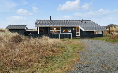 Frederikka - 350M from the Sea: Wohngebiet, Dach, Vorort, Auffahrt, Estate, Kamin