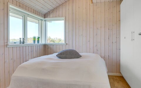 Esma - 150M from the Sea: Holz, Decke, Flooring, Interior Design, Fussboden, Schlafzimmer, Holzboden, Zimmer, Bett, Planke