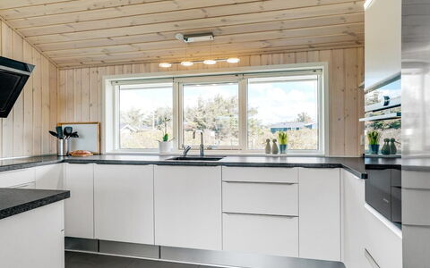 Esma - 150M from the Sea: Küche, Holz, Countertop, Küchengerät, Flooring, Decke, Interior Design, Cabinetry, Major Appliance, Zuhause