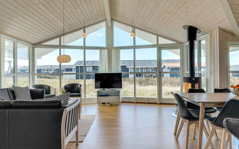 Esma - 150M from the Sea: Holz, Decke, Zuhause, Veranda, Tür, Hütte, Schatten, Abstellgleis, Hartholz, Holzbeize