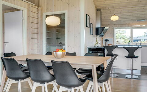 Esma - 150M from the Sea: Holz, Interior Design, Flooring, Möbel, Decke, Küche & Esszimmer Tisch, Fussboden, Light Fixture, Holzboden, Esszimmer