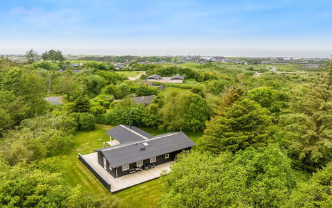 Jarno - 1Km from the Sea: Decke, Flooring, Interior Design, Fussboden, Verbundwerkstoff, Möbel, Resort, Hotel, Design, Daylighting