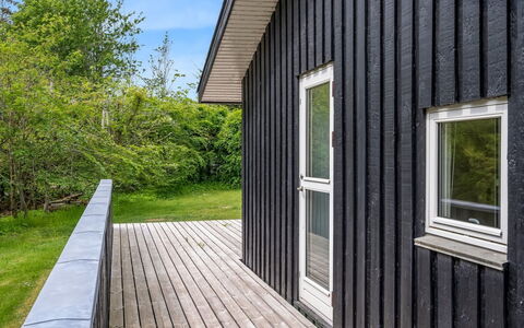 Jarno - 1Km from the Sea: Decke, Flooring, Interior Design, Fussboden, Verbundwerkstoff, Möbel, Resort, Hotel, Design, Daylighting