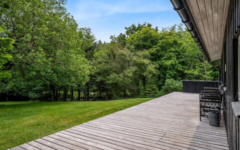 Jarno - 1Km from the Sea: Decke, Flooring, Interior Design, Fussboden, Verbundwerkstoff, Möbel, Resort, Hotel, Design, Daylighting
