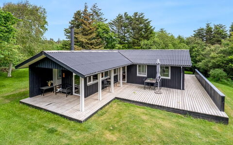 Jarno - 1Km from the Sea: Decke, Flooring, Interior Design, Fussboden, Verbundwerkstoff, Möbel, Resort, Hotel, Design, Daylighting