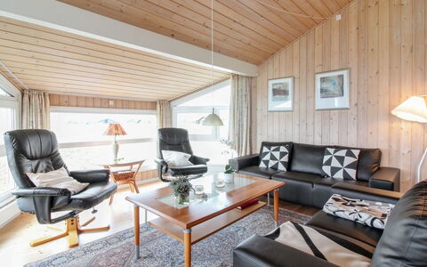 Gamal - 400M from the Sea: Möbel, Interior Design, Flooring, Holz, Fussboden, Decke, Holzboden, Stuhl, Tabelle, Beleuchtung