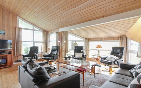 Gamal - 400M from the Sea: Möbel, Interior Design, Flooring, Holz, Fussboden, Decke, Holzboden, Stuhl, Tabelle, Beleuchtung