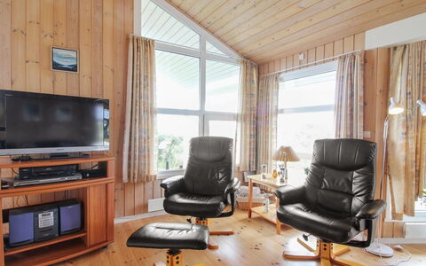 Gamal - 400M from the Sea: Möbel, Interior Design, Flooring, Holz, Fussboden, Decke, Holzboden, Stuhl, Tabelle, Beleuchtung
