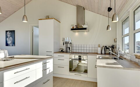 Dimka - 300M from the Sea: Flooring, Interior Design, Küche, Countertop, Decke, Holz, Light Fixture, Cabinetry, Fussboden, Möbel