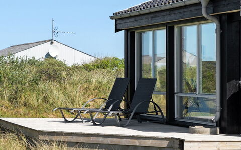 Welma - 500M from the Sea: Gartenmöbel, Tür, Stuhl, Schatten, Küste, Outdoor Struktur, Gartenbauten, Schuppen, Veranda