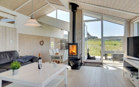 Welma - 500M from the Sea: Decke, Zuhause, Hütte, Wohnzimmer, Hartholz, Holzboden, Planke, Veranda, Stuhl