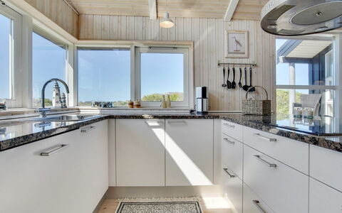 Welma - 500M from the Sea: Küche, Decke, Interior Design, Flooring, Countertop, Zuhause, Cabinetry, Küchengerät, Fussboden, Major Appliance