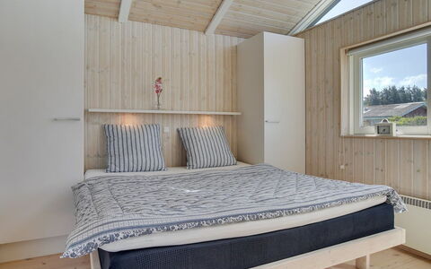 Welma - 500M from the Sea: Holz, Interior Design, Schlafzimmer, Decke, Flooring, Fussboden, Bett, Zimmer, Möbel, Bedding
