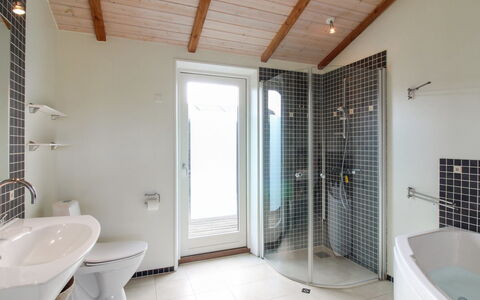 Preben - 500M from the Sea: Armatur, Flooring, Fussboden, Decke, Interior Design, Badezimmer, Beleuchtung, Tür, Installation, Zuhause