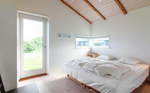 Preben - 500M from the Sea: Holz, Decke, Flooring, Fussboden, Zuhause, Interior Design, Schlafzimmer, Holzboden, Bett, Hartholz