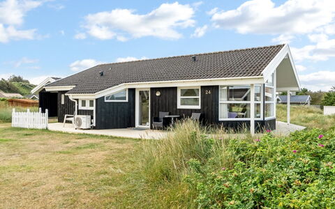 Fanni - 460M from the Sea: Möbel, Interior Design, Flooring, Holz, Fussboden, Decke, Holzboden, Stuhl, Tabelle, Beleuchtung