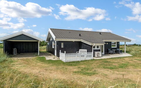 Fanni - 460M from the Sea: Möbel, Interior Design, Flooring, Holz, Fussboden, Decke, Holzboden, Stuhl, Tabelle, Beleuchtung
