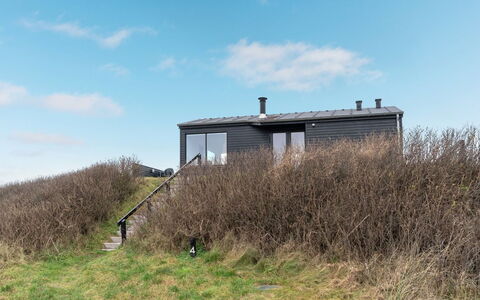 Skade - 75M from the Sea: Haus, Zuhause, Tür, Dach, Hütte, Estate, Garten, Schatten, Abstellgleis, Garten