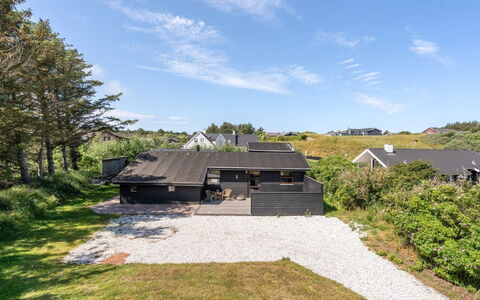 Grubbe - 600M from the Sea: Dach, Haus, Grundstueck, Zuhause, Hütte, Estate, Gartenbauten, Schatten, Blockhaus, Landscaping