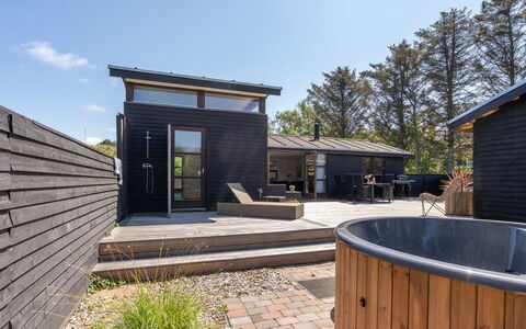 Grubbe - 600M from the Sea: Dach, Haus, Grundstueck, Zuhause, Hütte, Estate, Gartenbauten, Schatten, Blockhaus, Landscaping