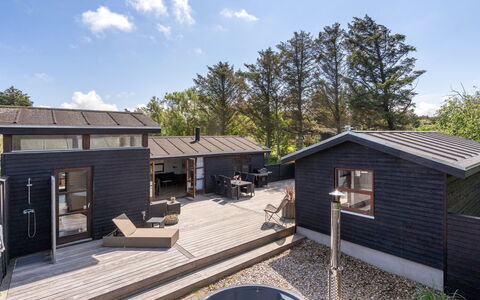 Grubbe - 600M from the Sea: Dach, Haus, Grundstueck, Zuhause, Hütte, Estate, Gartenbauten, Schatten, Blockhaus, Landscaping
