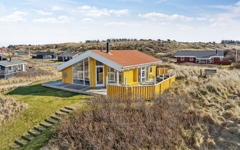 Bjarni - 239M from the Sea: Haus, Zuhause, Tür, Dach, Hütte, Estate, Garten, Schatten, Abstellgleis, Garten