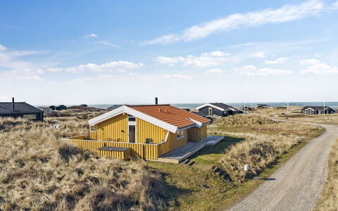 Bjarni - 239M from the Sea: Haus, Zuhause, Tür, Dach, Hütte, Estate, Garten, Schatten, Abstellgleis, Garten
