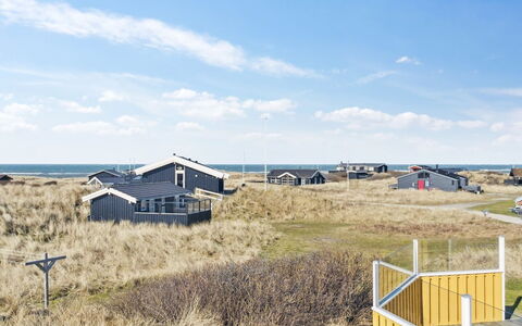 Bjarni - 239M from the Sea: Haus, Zuhause, Tür, Dach, Hütte, Estate, Garten, Schatten, Abstellgleis, Garten
