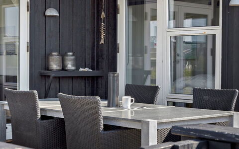 Paul - 100M from the Sea: Blau, Strauch, Hütte, Ground, Garten, Estate, Schatten, Landscaping, Bauernhaus, Eco Hotel