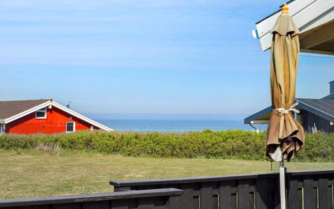 Paul - 100M from the Sea: Blau, Strauch, Hütte, Ground, Garten, Estate, Schatten, Landscaping, Bauernhaus, Eco Hotel