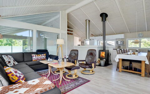 Harriet - 800M from the Sea: Holz, Interior Design, Wohnzimmer, Möbel, Decke, Couch, Zuhause, Flooring, Fussboden