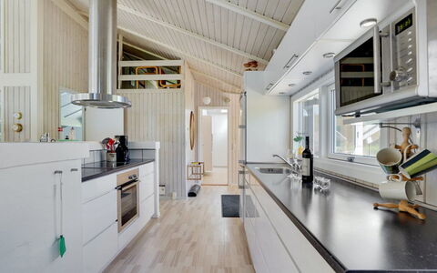 Harriet - 800M from the Sea: Holz, Küche, Countertop, Decke, Interior Design, Flooring, Zuhause, Cabinetry, Light Fixture, Haushaltsgerät