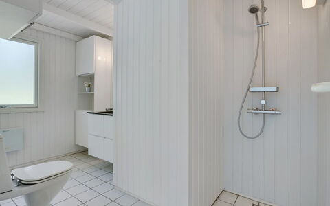 Harriet - 800M from the Sea: Armatur, Flooring, Badezimmer, Fussboden, Interior Design, Decke, Installation, Sinken, Zapfhahn, Toilette