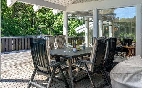 Harriet - 800M from the Sea: Möbel, Holz, Veranda, Stuhl, Gartenmöbel, Tabelle, Deck, Fussboden, Schatten, Tisch Im Freien
