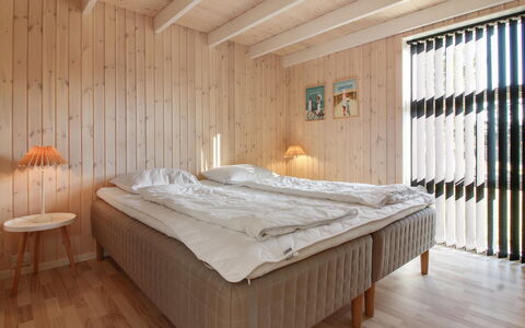 Harriet - 800M from the Sea: Schlafzimmer, Holz, Bett, Fussboden, Flooring, Decke, Interior Design, Bettdecke, Bedding, Zimmer