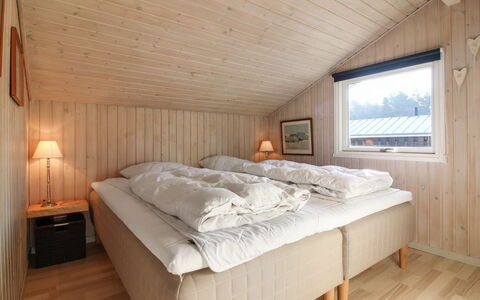 Harriet - 800M from the Sea: Holz, Schlafzimmer, Bett, Bettdecke, Decke, Interior Design, Bedding, Bettrahmen, Zimmer, Hartholz