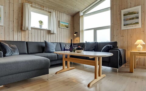 Sampsa - 600M from the Sea: Holz, Flooring, Fussboden, Wohnzimmer, Möbel, Holzboden, Couch, Hartholz, Holzbeize