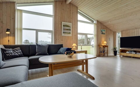 Sampsa - 600M from the Sea: Holz, Decke, Interior Design, Flooring, Fussboden, Zuhause, Wohnzimmer, Zimmer, Holzboden, Couch